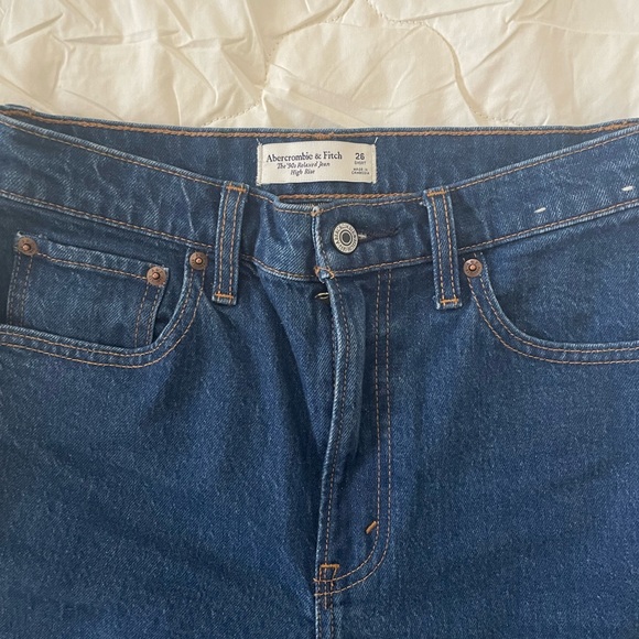Like new - Abercrombie high rise 90s relaxed jean in Dark in 26 short - Picture 3 of 6